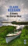 Couverture du livre A travers les champs bleus - Keegan Claire - 9782264060549