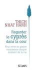 Couverture du livre Regarder le cyprès dans la cour - Nhât Hanh Thich - 9782709668675