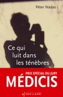 Couverture du livre Ce qui luit dans les ténèbres : souvenirs de la vie d'un - Nadas Péter - 9782889830565